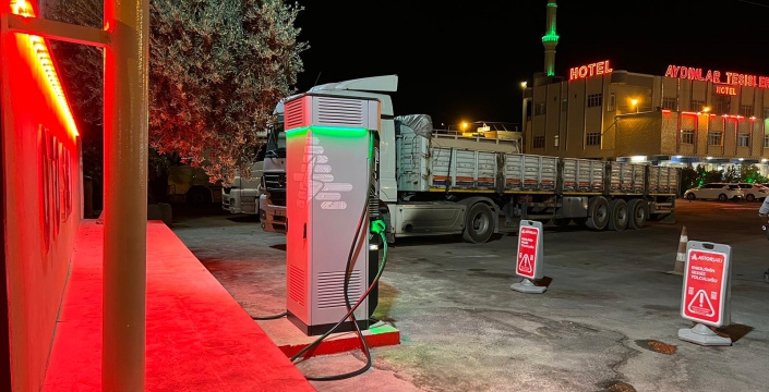 Nusaybin'in ilk Elektrikli Şarj İstasyonu Aydınlar Tesislerine konuldu